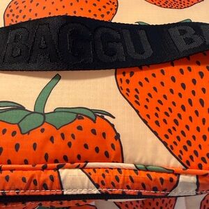 Baggu Puffy Cooler Bag in Strawberry